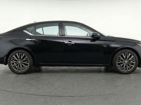 Used 2025 Nissan Altima 2.5 SV image 11