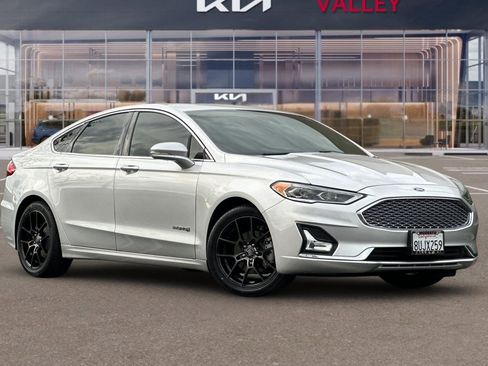 Used 2019 Ford Fusion Titanium image 2