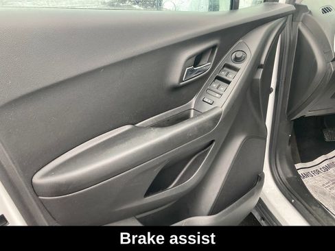 Used 2022 Chevrolet Trax LT w/ Driver Confidence Package image 13