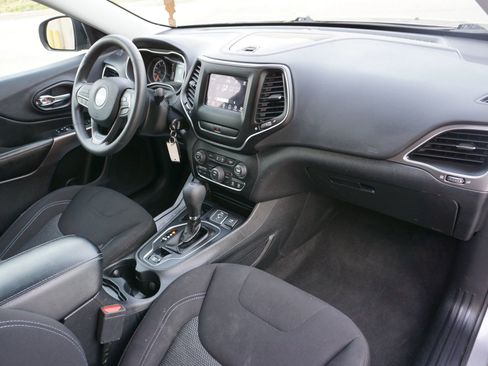 Used 2020 Jeep Cherokee Latitude FWD image 16