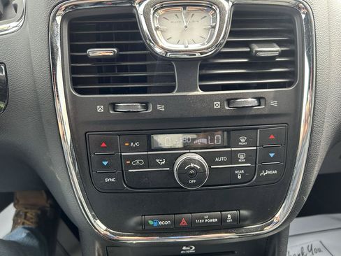 Used 2014 Chrysler Town & Country S FWD image 24