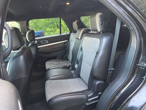 Used 2017 Ford Explorer XLT w/ Equipment Group 202A AWD/4WD image 14