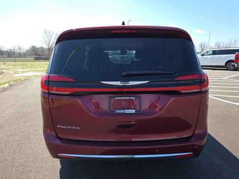 Used 2023 Chrysler Pacifica Touring-L image 9