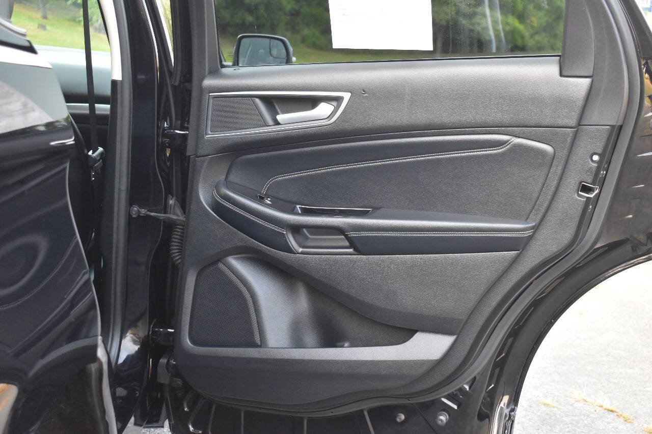 Used 2018 Ford Edge Titanium w/ Equipment Group 301A AWD/4WD image 11