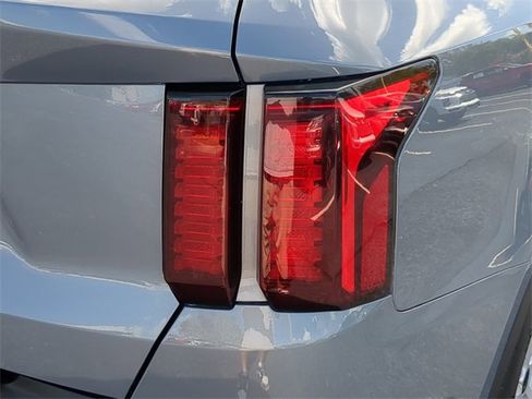 Used 2021 Kia Sorento LX image 11