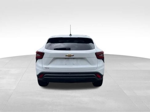 Used 2024 Chevrolet Trax LS w/ LS Convenience Package FWD image 4