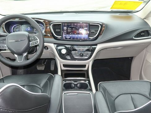 Used 2023 Chrysler Pacifica Limited image 11