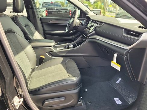 Used 2025 Jeep Grand Cherokee Altitude image 16