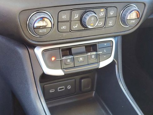 Used 2023 GMC Terrain SLE w/ Driver Convenience Package image 18