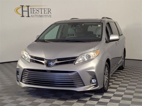 Used 2018 Toyota Sienna XLE w/ XLE Navigation Package image 4