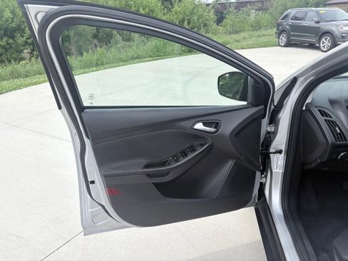 Used 2014 Ford Focus SE w/ SE Sport Package FWD image 10
