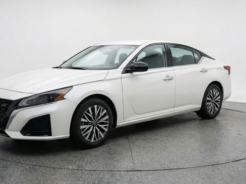 Used 2025 Nissan Altima 2.5 SV image 3