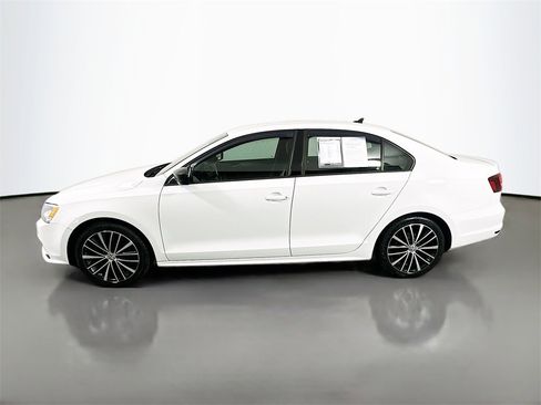 Used 2016 Volkswagen Jetta Sport image 4