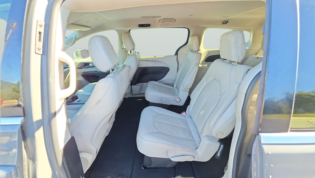 Used 2021 Chrysler Pacifica Touring-L FWD image 16