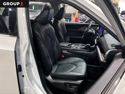Used 2024 Toyota Grand Highlander Platinum image 9