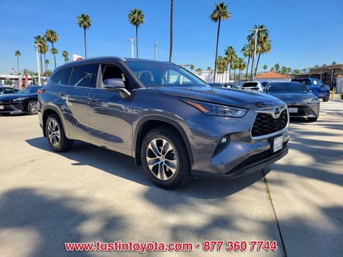 Used 2022 Toyota Highlander XLE image 2