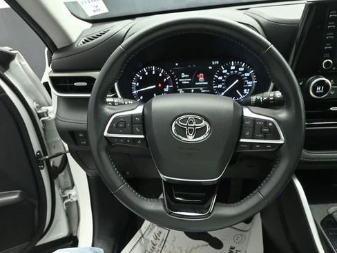 Used 2021 Toyota Highlander XLE AWD/4WD image 15