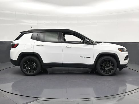 Used 2022 Jeep Compass Latitude FWD image 4