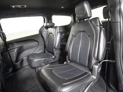 Used 2025 Chrysler Pacifica Select FWD image 12