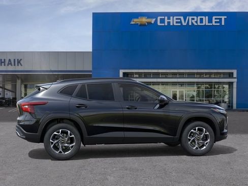 New 2026 Chevrolet Trax LT w/ Sunroof Package FWD image 5