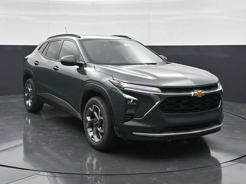Used 2025 Chevrolet Trax LT FWD image 4