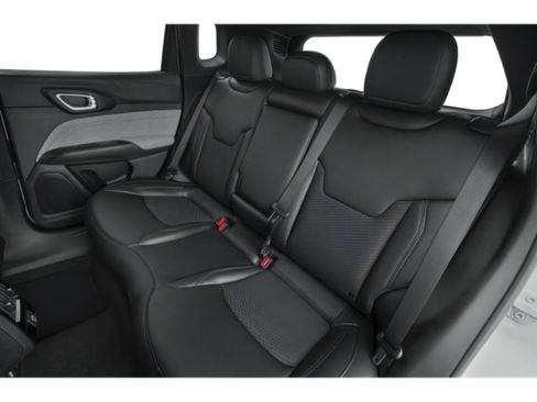 Used 2025 Jeep Compass Latitude AWD/4WD image 14