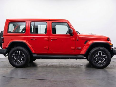 Used 2025 Jeep Wrangler Unlimited Sahara AWD/4WD image 11