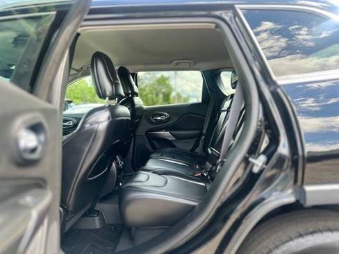 Used 2019 Jeep Cherokee Limited w/ Technology Group AWD/4WD image 19