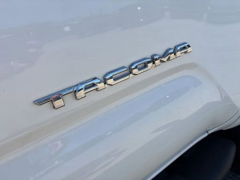 Used 2016 Toyota Tacoma TRD Sport w/ Towing Package image 9