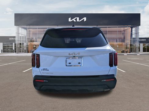 Used 2023 Kia Sorento LX image 5