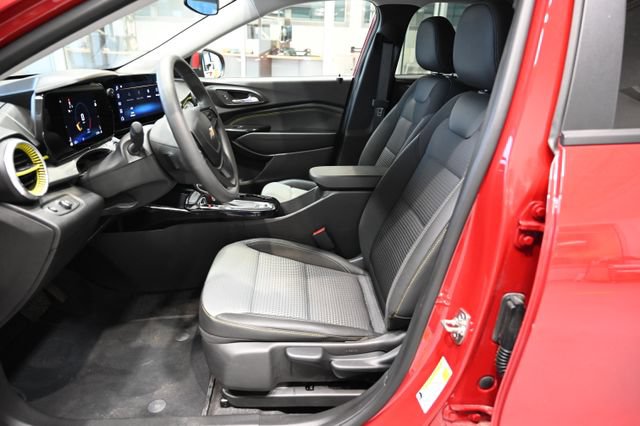 Used 2026 Chevrolet Trax LT FWD image 9
