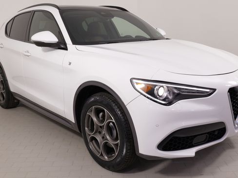Used 2023 Alfa Romeo Stelvio Ti image 7