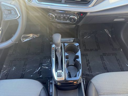 Used 2025 Chevrolet Trax LT w/ LT Convenience Package image 39