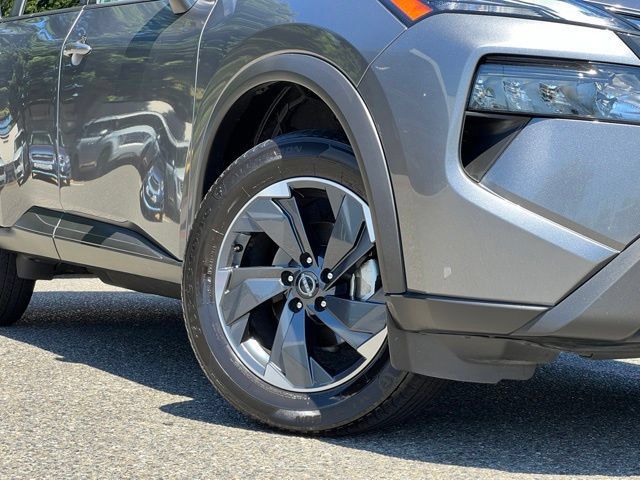 Used 2024 Nissan Rogue SV AWD/4WD image 2