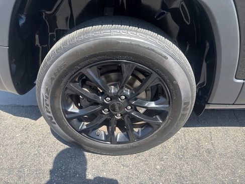 Used 2019 Jeep Cherokee Latitude w/ Popular Appearance Group FWD image 18