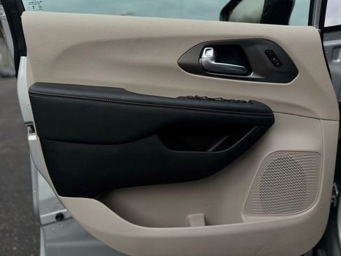 Certified 2024 Chrysler Pacifica Touring-L image 13