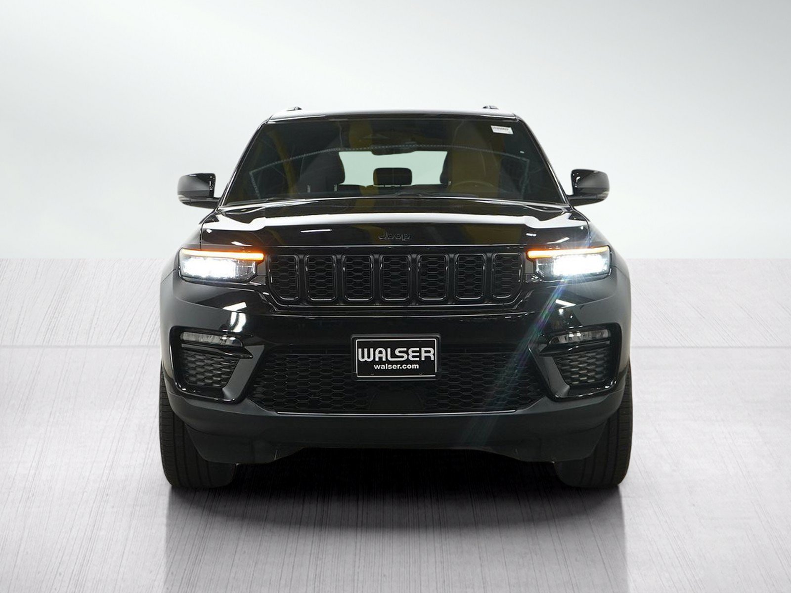 Used 2025 Jeep Grand Cherokee Limited w/ Black Appearance Package AWD/4WD image 8
