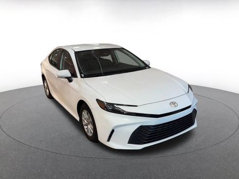 Used 2025 Toyota Camry LE image 3