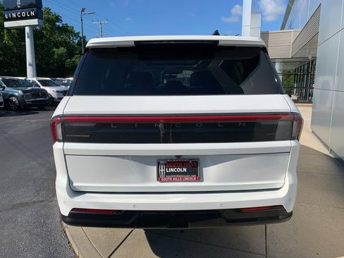 Certified 2025 Lincoln Navigator L Reserve AWD/4WD image 4