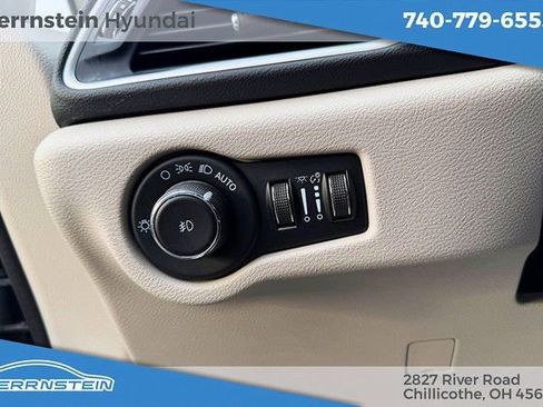 Used 2023 Chrysler Pacifica Touring-L image 15