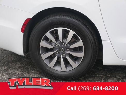 Used 2023 Chrysler Pacifica Touring-L FWD image 47
