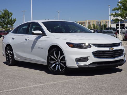 Used 2018 Chevrolet Malibu LT FWD image 2