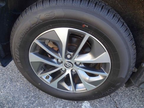 Used 2018 Toyota RAV4 LE image 8