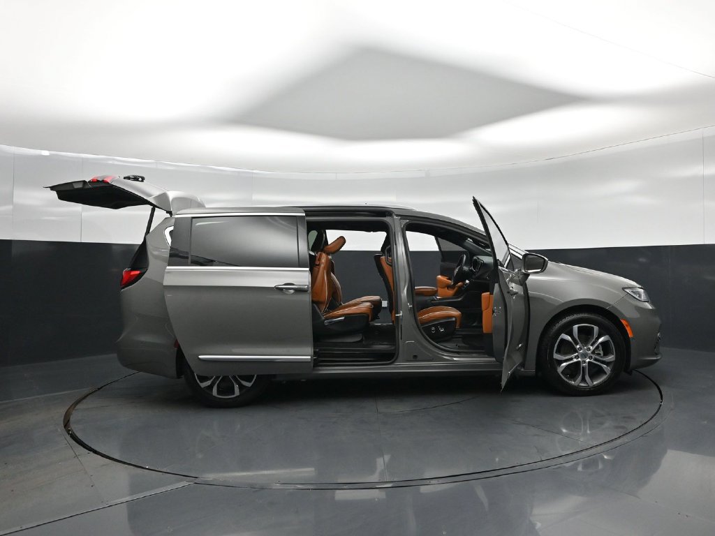 Used 2024 Chrysler Pacifica Pinnacle FWD image 4