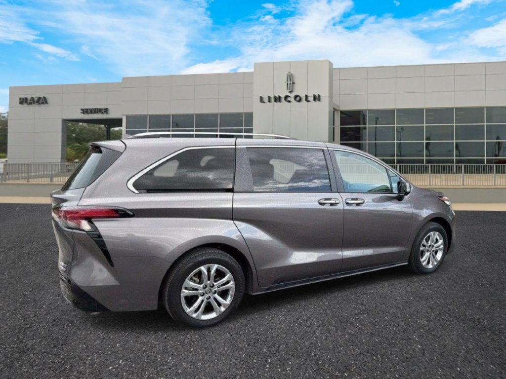 Used 2023 Toyota Sienna Platinum AWD/4WD image 3