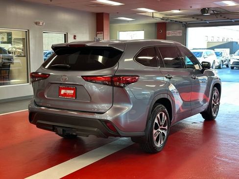 Used 2022 Toyota Highlander XLE AWD/4WD image 4