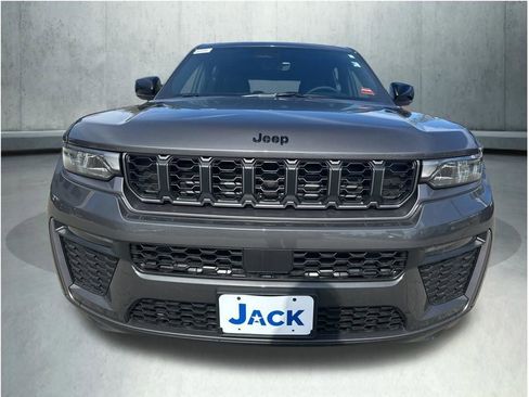 New 2026 Jeep Grand Cherokee L Limited w/ Limited Altitude Package AWD/4WD image 9
