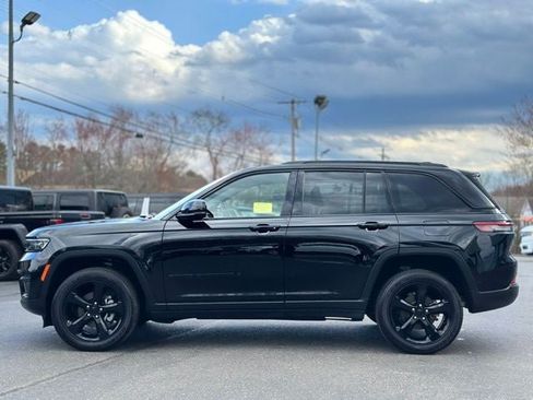 Used 2025 Jeep Grand Cherokee Altitude AWD/4WD image 3