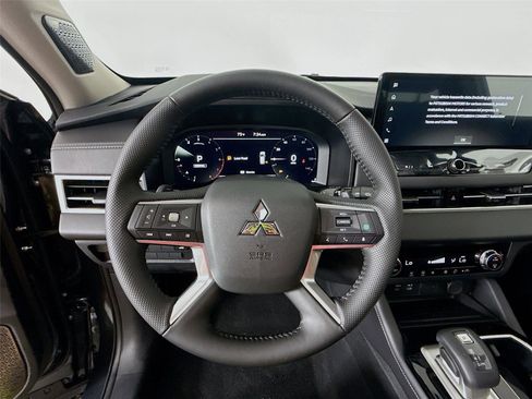 New 2025 Mitsubishi Outlander SE image 11