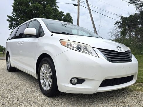 Used 2012 Toyota Sienna XLE w/ Entertainment Pkg FWD image 11